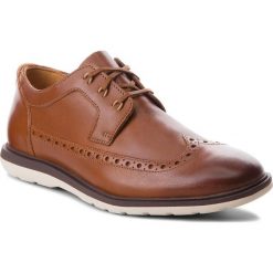 Półbuty CLARKS - Glaston Wing 261339057 Tan Leather. Brązowe derby męskie Clarks, ze skóry. W wyprzedaży za 249,00 zł.