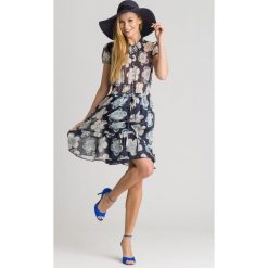 SUKIENKA EMPORIO ARMANI. Niebieskie sukienki damskie Emporio Armani, na imprezę, w kwiaty, z materiału, z włoskim kołnierzykiem, bez rękawów. Za 869,50 zł.
