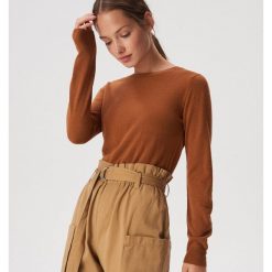 Sweter basic - Brązowy. Pomarańczowe swetry damskie Sinsay, s, bez wzorów, bez rękawów, bez kaptura. W wyprzedaży za 19,99 zł.