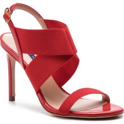 Sandały STUART WEITZMAN - Alana ZL77282 Followme Red Patent. Czerwone klapki damskie marki Stuart Weitzman, bez wzorów, ze skóry, bez obcasa, na obcasie. Za 1709,00 zł.