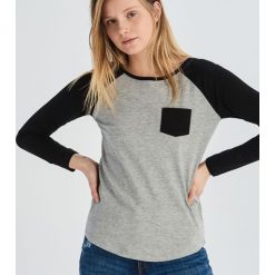 Bluzka z raglanowymi rękawami - Jasny szar. Szare bluzki damskie marki Sinsay, xl, bez wzorów, bez kołnierzyka, bez rękawów. Za 19,99 zł.