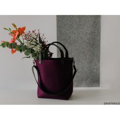 Torebka filcowa OBERŻYNA z paskiem na skos. Czarne torebki klasyczne damskie Pakamera, w paski. Za 279,00 zł.
