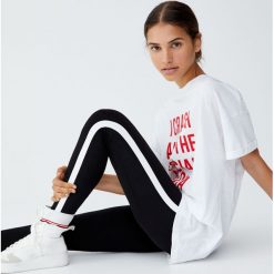 Legginsy z lampasami. Czarne legginsy marki Pull&Bear. Za 49,90 zł.