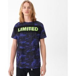 T-shirt camo z napisem - Fioletowy. Fioletowe t-shirty męskie marki House, s, z napisami, bez kołnierzyka. Za 49,99 zł.