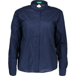 Bluzka w kolorze granatowym. Niebieskie bluzki damskie Benetton, xs, w koronkowe wzory, z bawełny, z klasycznym kołnierzykiem, bez rękawów. W wyprzedaży za 72,95 zł.
