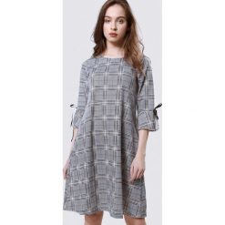 Szaro-Żółta Sukienka Muse Over. Szare sukienki damskie marki Born2be, xl, bez wzorów, z okrągłym kołnierzem, bez rękawów, mini. Za 69,99 zł.