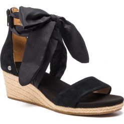 Espadryle UGG - W Trina 1099693 W/Blk. Czarne espadryle damskie marki Ugg, bez wzorów, ze skóry, bez obcasa, na obcasie. Za 469,00 zł.