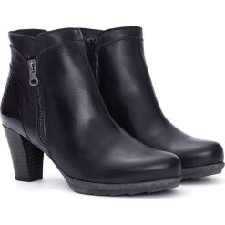 Skórzane botki w kolorze granatowym. Niebieskie botki damskie Abril Flowers, bez obcasa, na obcasie, bez zapięcia. W wyprzedaży za 219,95 zł.