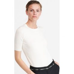 Sweter z krótkim rękawem - Kremowy. Białe swetry damskie Reserved, s, bez wzorów, z krótkim rękawem, krótkie, bez kaptura. W wyprzedaży za 49,99 zł.