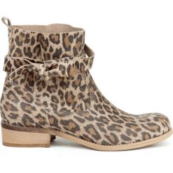 Botki - skóra naturalna - model 458 - kolor panterka. Szare botki damskie Zapato, z jeansu, eleganckie, z okrągłym noskiem, bez obcasa, na płaskiej podeszwie, bez zapięcia. W wyprzedaży za 299,25 zł.