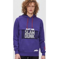 Bluza z nadrukiem na plecach - Fioletowy. Fioletowe bluzy męskie Cropp, s, z nadrukiem, z dekoltem na plecach, bez rękawów, bez kaptura. Za 109,99 zł.
