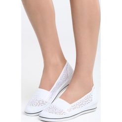 Białe Koturny Never Go Out. Białe buty ślubne damskie Born2be, w koronkowe wzory, z koronki, z okrągłym noskiem, na koturnie. Za 29,99 zł.