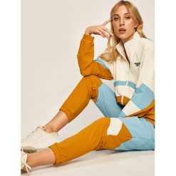 Reebok Classic - Spodnie x Gigi Hadid. Niebieskie spodnie damskie Reebok Classic, s, bez wzorów, z bawełny, casualowe. W wyprzedaży za 339,90 zł.
