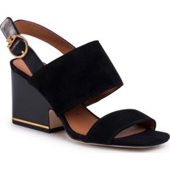 Sandały TORY BURCH - Selby 75MM Block Heel Sandal 64760 Perfect Balck/Perfect Black 008. Czarne klapki damskie Tory Burch, bez wzorów, ze skóry, bez obcasa, na obcasie. Za 1329,00 zł.