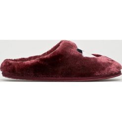 Tommy Hilfiger - Kapcie. Brązowe kapcie damskie marki TOMMY HILFIGER, z materiału. Za 229,90 zł.