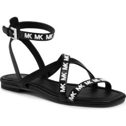Sandały MICHAEL MICHAEL KORS - Tasha Flat Sandal 40S0TAFA1L Black. Czarne klapki damskie MICHAEL Michael Kors, z aplikacjami, ze skóry ekologicznej, bez obcasa, na obcasie. Za 579,00 zł.