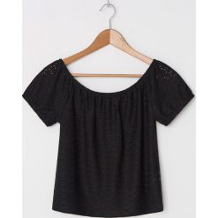 Ażurowa bluzka off shoulder - Czarny. Czarne bluzki damskie House, s, bez wzorów, bez kołnierzyka, bez rękawów. W wyprzedaży za 19,99 zł.