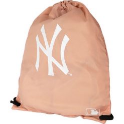 New Era - Plecak. Różowe plecaki damskie New Era, z nadrukiem, z poliesteru. W wyprzedaży za 59,90 zł.