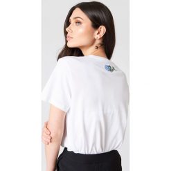 NA-KD T-shirt Rose Neck Embroidery - White. Białe t-shirty damskie NA-KD, z haftami, z bawełny, z okrągłym kołnierzem. W wyprzedaży za 29,18 zł.