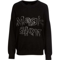 Sweter z aplikacją ze sztrasów bonprix czarny. Czarne swetry damskie bonprix, z aplikacjami, długie. Za 44,99 zł.