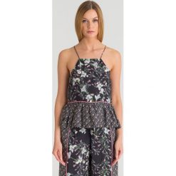 Czarny wiązany top Patrizia Pepe w kwiatowy wzór. Czarne bluzki damskie Patrizia Pepe, bez wzorów, z włoskim kołnierzykiem. Za 311,60 zł.
