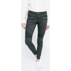Review - Jeansy. Czarne jeansy damskie marki Review, z elastanu. W wyprzedaży za 129,90 zł.