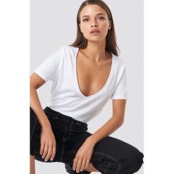NA-KD Basic T-shirt z dekoltem V - White. Białe t-shirty damskie marki NA-KD Basic, bez wzorów, z bawełny, bez kołnierzyka. Za 52,95 zł.