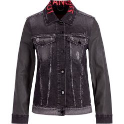 Kurtka jeansowa Guess W93N37 D3OT1. Czarne kurtki damskie Guess, s, z aplikacjami, z elastanu, bez kaptura. W wyprzedaży za 319,00 zł.