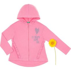 Bluza w kolorze różowym. Różowe bluzy niemowlęce Benetton Kids, z nadrukiem, z bawełny, bez rękawów, bez kaptura. W wyprzedaży za 42,95 zł.