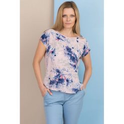 Bluzka w barwne kwiaty. Bluzki damskie Monnari, w kwiaty, z jeansu, bez kołnierzyka. Za 49,95 zł.