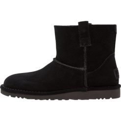 Botki damskie: UGG CLASSIC UNLINED MINI PERF Botki black