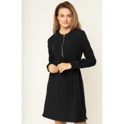 Sukienka codzienna Calvin Klein Travel Crepe K20K201542. Pomarańczowe sukienki damskie Calvin Klein, na co dzień, bez wzorów, z elastanu, bez kołnierzyka, bez rękawów, proste. W wyprzedaży za 599,00 zł.