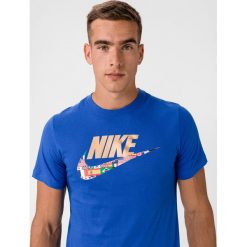 Nike Sportswear Preheat Koszulka Niebieski. Niebieskie podkoszulki męskie Nike, xl, z nadrukiem, z bawełny, z krótkim rękawem. Za 111,95 zł.