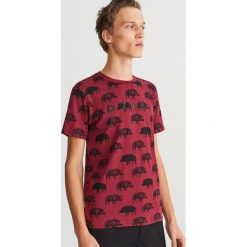 T-shirt z nadrukiem - Bordowy. Czerwone t-shirty męskie z nadrukiem marki Reserved, m. Za 49,99 zł.