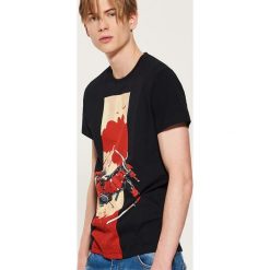 T-shirt Marvel - Czarny. Czarne t-shirty męskie marki House, l, z motywem z bajki. Za 59,99 zł.