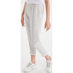 Spodnie tailoring w paski - Biały. Białe spodnie damskie Cropp. W wyprzedaży za 29,99 zł.