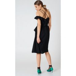 Aéryne Paris Sukienka Mila - Black. Czarne sukienki damskie Aéryne Paris, bez wzorów, z poliesteru, z dekoltem na plecach, bez rękawów, midi. W wyprzedaży za 64,79 zł.