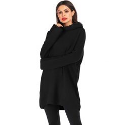 Sweter w kolorze czarnym. Czarne swetry damskie Swetry na chłodne dni, bez wzorów, ze splotem, bez rękawów, bez kaptura. W wyprzedaży za 139,95 zł.