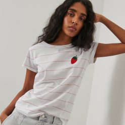 T-shirt z haftem - Kremowy. Białe t-shirty damskie Reserved, xs, z haftami, bez kołnierzyka. Za 29,99 zł.