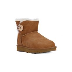 Śniegowce UGG MINI BAILEY BUTTON II CHESTNUT. Brązowe buty zimowe damskie marki Ugg. Za 778,64 zł.