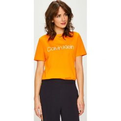 Calvin Klein - Top. Pomarańczowe bluzki damskie marki Calvin Klein, s, z nadrukiem, z bawełny, casualowe, z okrągłym kołnierzem, z krótkim rękawem. Za 179,90 zł.