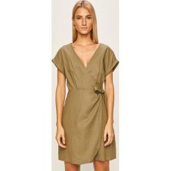 Pepe Jeans - Sukienka Julieta. Zielone sukienki damskie Pepe Jeans, na co dzień, s, bez wzorów, z bawełny, casualowe, bez kołnierzyka, z krótkim rękawem, krótkie, mini, proste. W wyprzedaży za 299,90 zł.