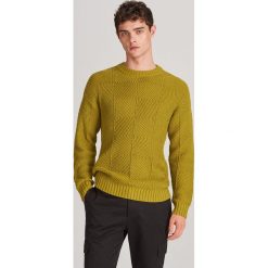 Sweter ze strukturalnym splotem - Zielony. Zielone swetry męskie Reserved, s, bez wzorów, ze splotem, bez kołnierzyka, bez kaptura. Za 139,99 zł.