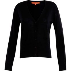 Sweter w kolorze czarnym. Czarne swetry damskie Coster Copenhagen, l, bez wzorów, z wełny, bez rękawów, bez kaptura. W wyprzedaży za 129,95 zł.