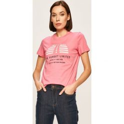 Lee - T-shirt. Różowe bluzki damskie Lee, s, z nadrukiem, z bawełny, z okrągłym kołnierzem. W wyprzedaży za 99,90 zł.