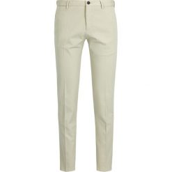 Spodnie materiałowe TOMMY HILFIGER Stretch TT0TT05458. Brązowe jeansy męskie TOMMY HILFIGER, m, bez wzorów. W wyprzedaży za 229,00 zł.