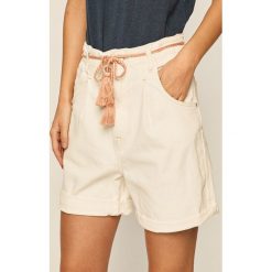 Pepe Jeans - Szorty jeansowe Daisie. Białe szorty damskie Pepe Jeans, bez wzorów, z elastanu, casualowe, z podwyższonym stanem. W wyprzedaży za 199,90 zł.