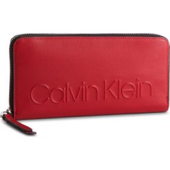 Duży Portfel Damski CALVIN KLEIN - Edged Large Ziparound K60K605090 635. Czerwone portfele damskie marki Calvin Klein, bez wzorów, ze skóry ekologicznej. Za 299,00 zł.