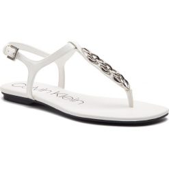 Sandały CALVIN KLEIN - Silva E8915 White. Białe klapki damskie Calvin Klein, bez wzorów, ze skóry ekologicznej, bez obcasa, na obcasie. W wyprzedaży za 299,00 zł.
