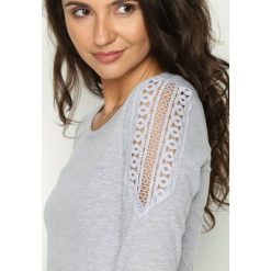 Szara Bluzka Absence. Szare bluzki damskie Born2be, xl, bez wzorów, bez kołnierzyka, bez rękawów. Za 29,99 zł.